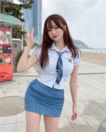 女卖房销售员和男客户