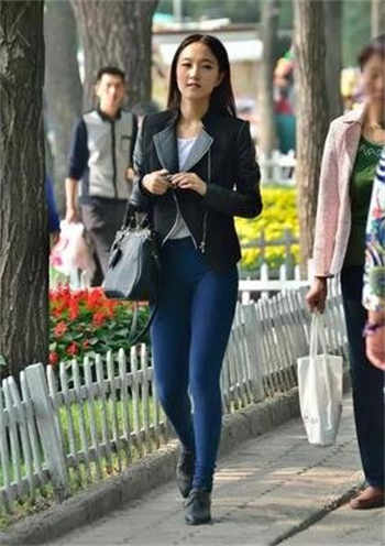 女卖房销售员和男客户