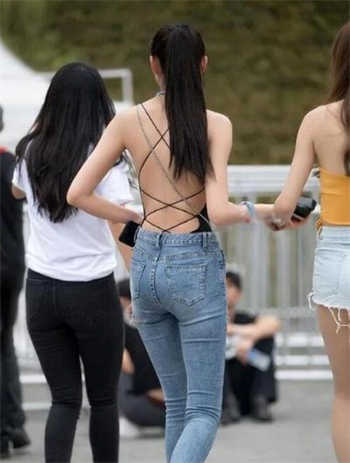 快手小妲己开火车舞蹈