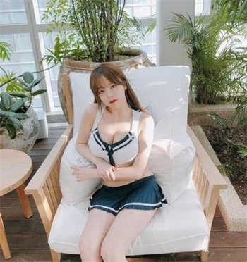 一女子遭人剥衣殴打