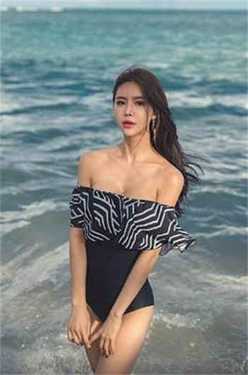 和妈妈闺蜜打扑克