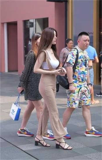 聂小雨黑色皮衣原版