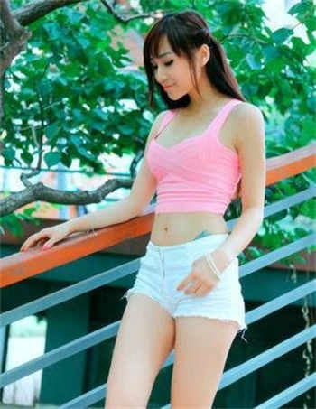 穿裙子挂空挡坐他腿上