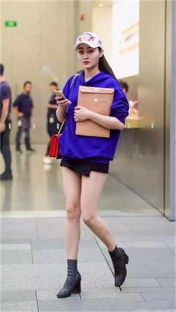 女子自己主动要求戴手铐
