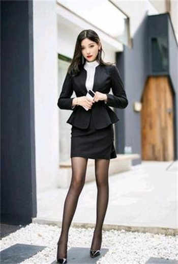 色彩明丽造句