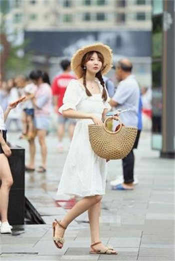 一女子在大街大便视频