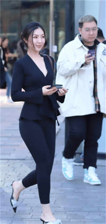 光头女儿回来了监控