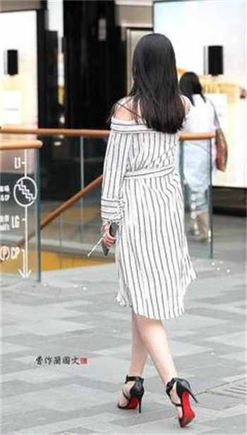 免费女人光着全身照片