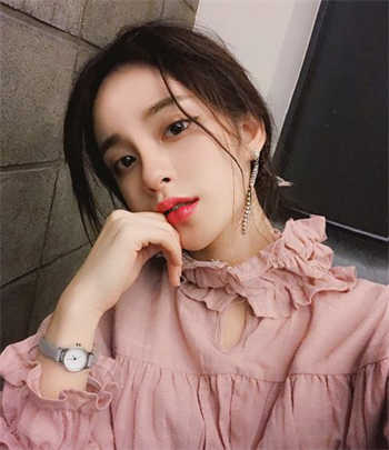 吴艳妃舞蹈艺术生跳舞
