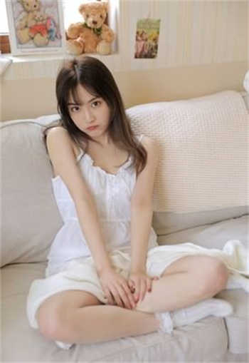 兄妹俩趁着妈妈扫地